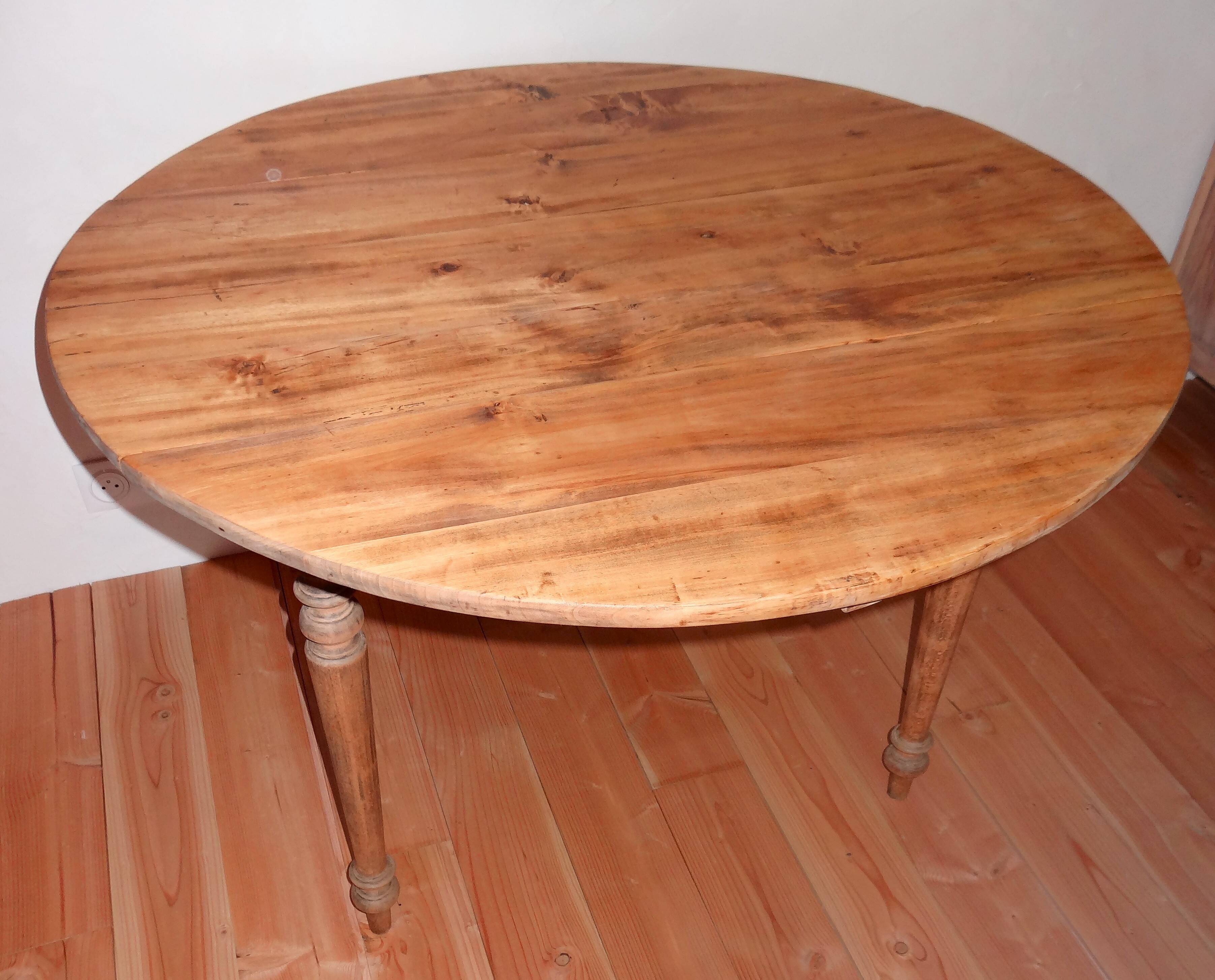 Round table with turned legs