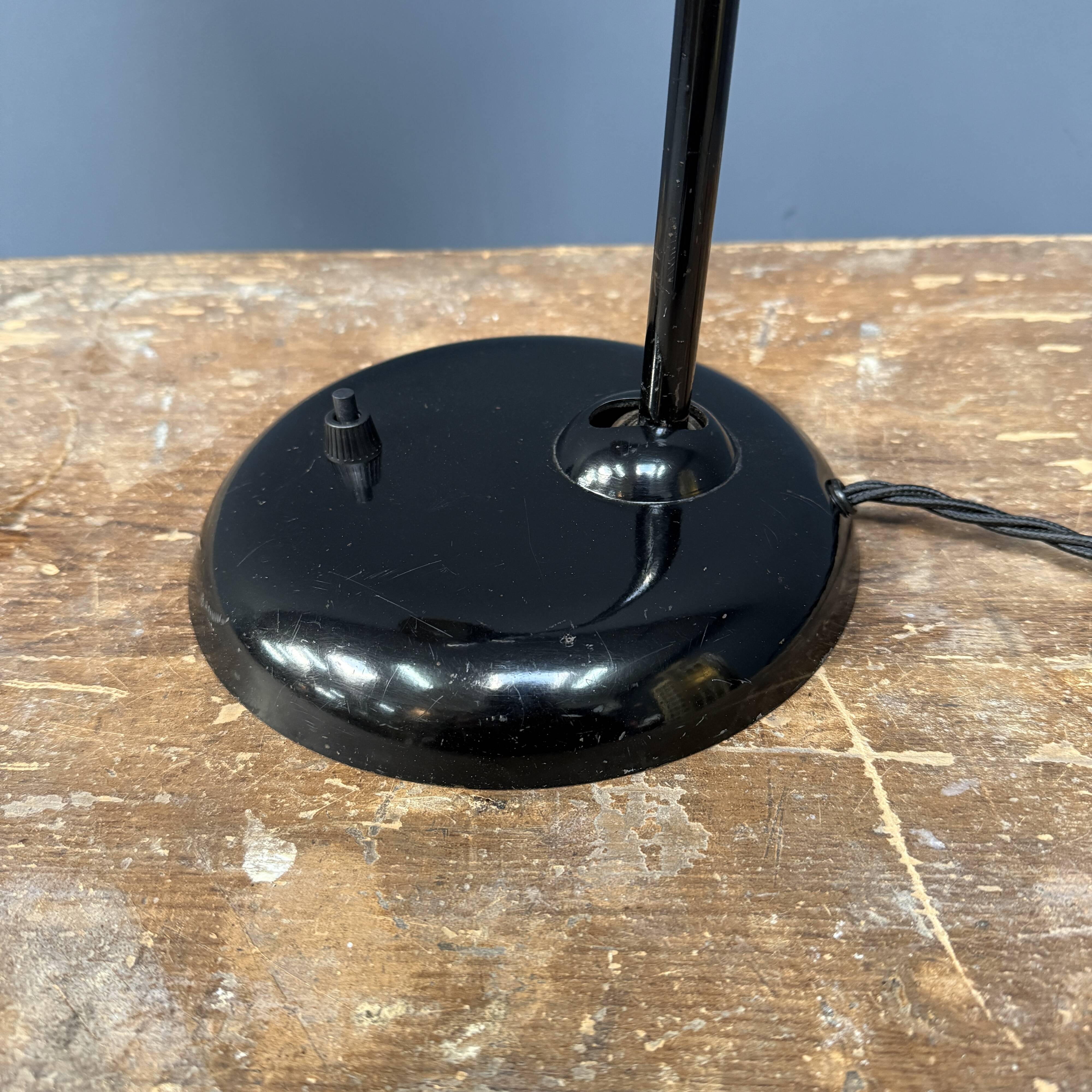 Lampe de bureau Bauhaus Kaiser Idell noire modèle 6556