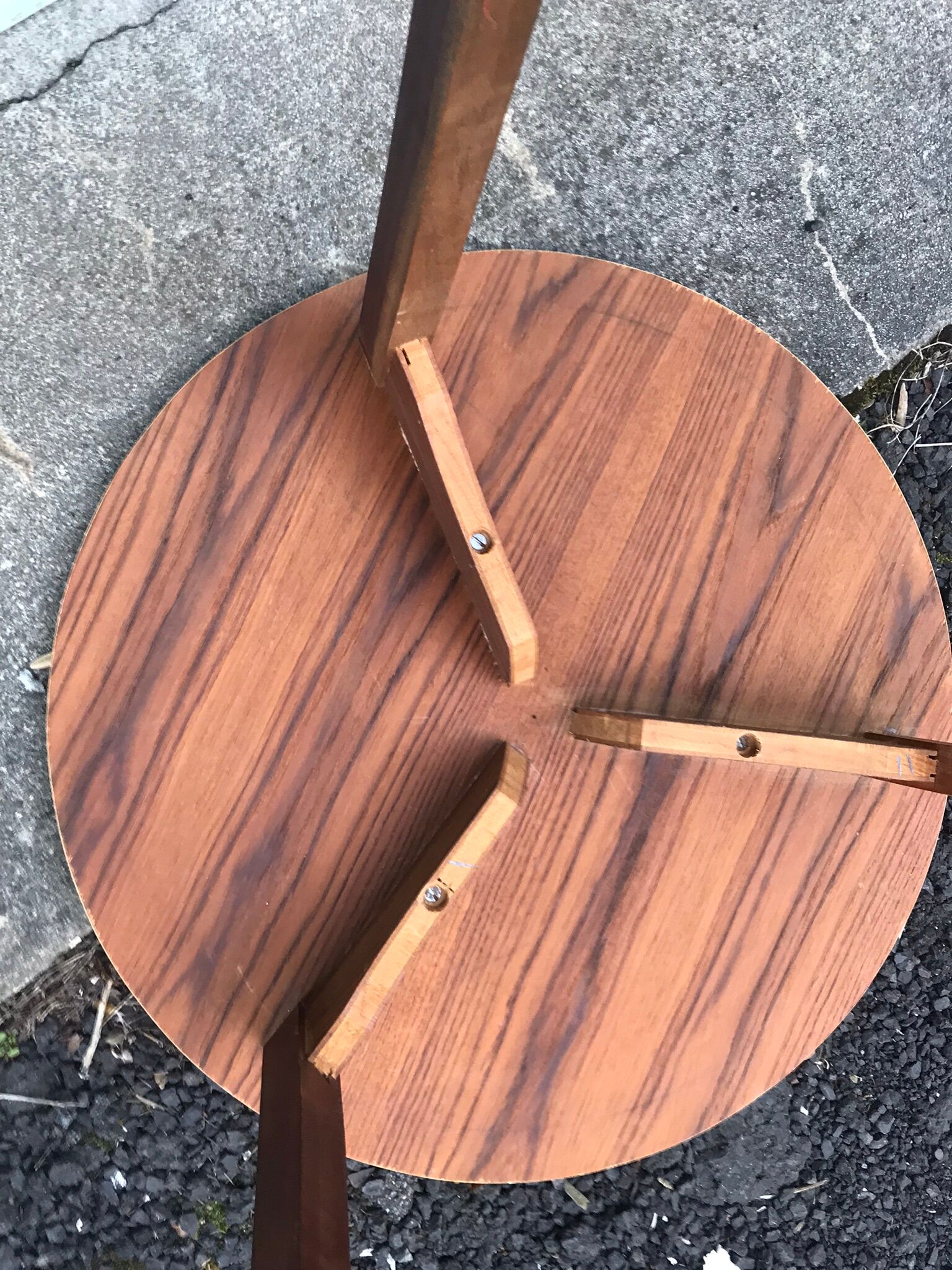 Table ronde tripode années 60