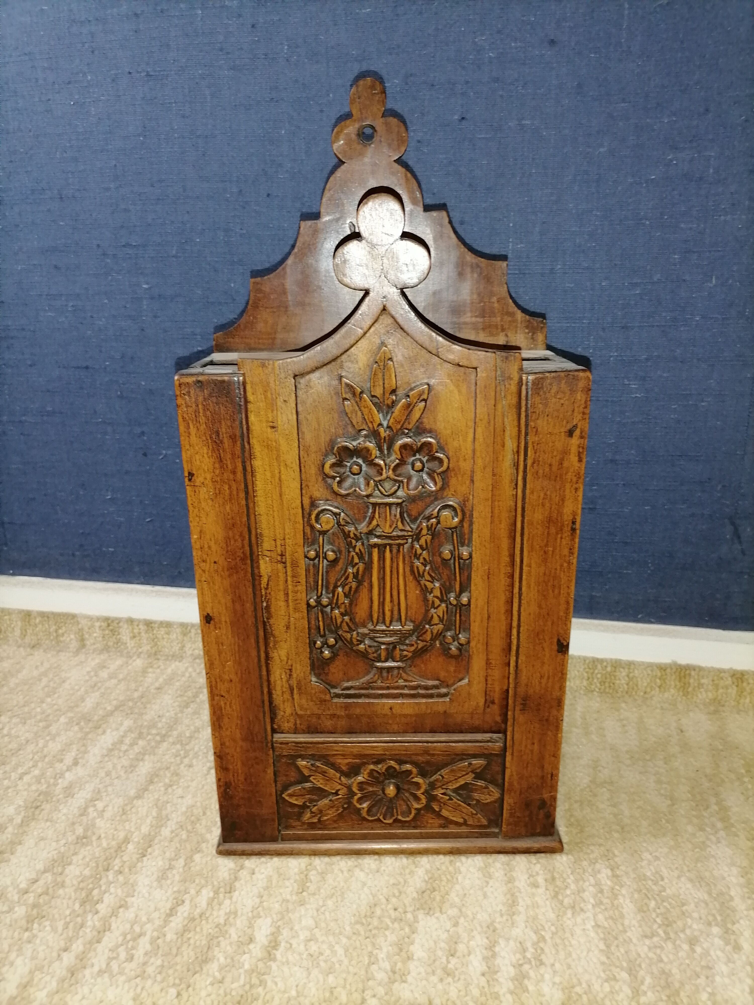 Provencal box walnut with flour or salt
