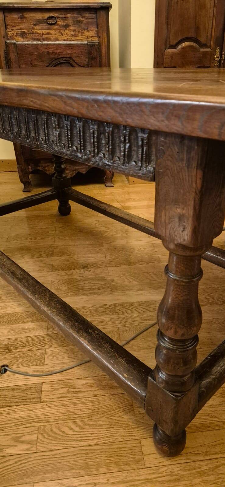 Table ancienne en bois naturel, style Louis XIII