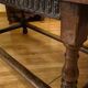 Table ancienne en bois naturel, style Louis XIII