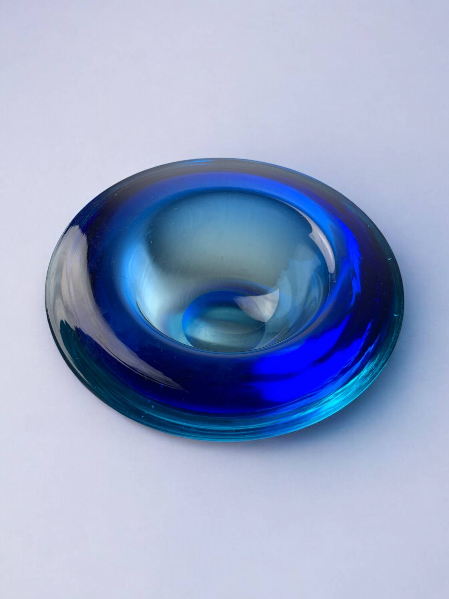 Vide-poche circulaire en verre de Murano bleu par Flavio Poli