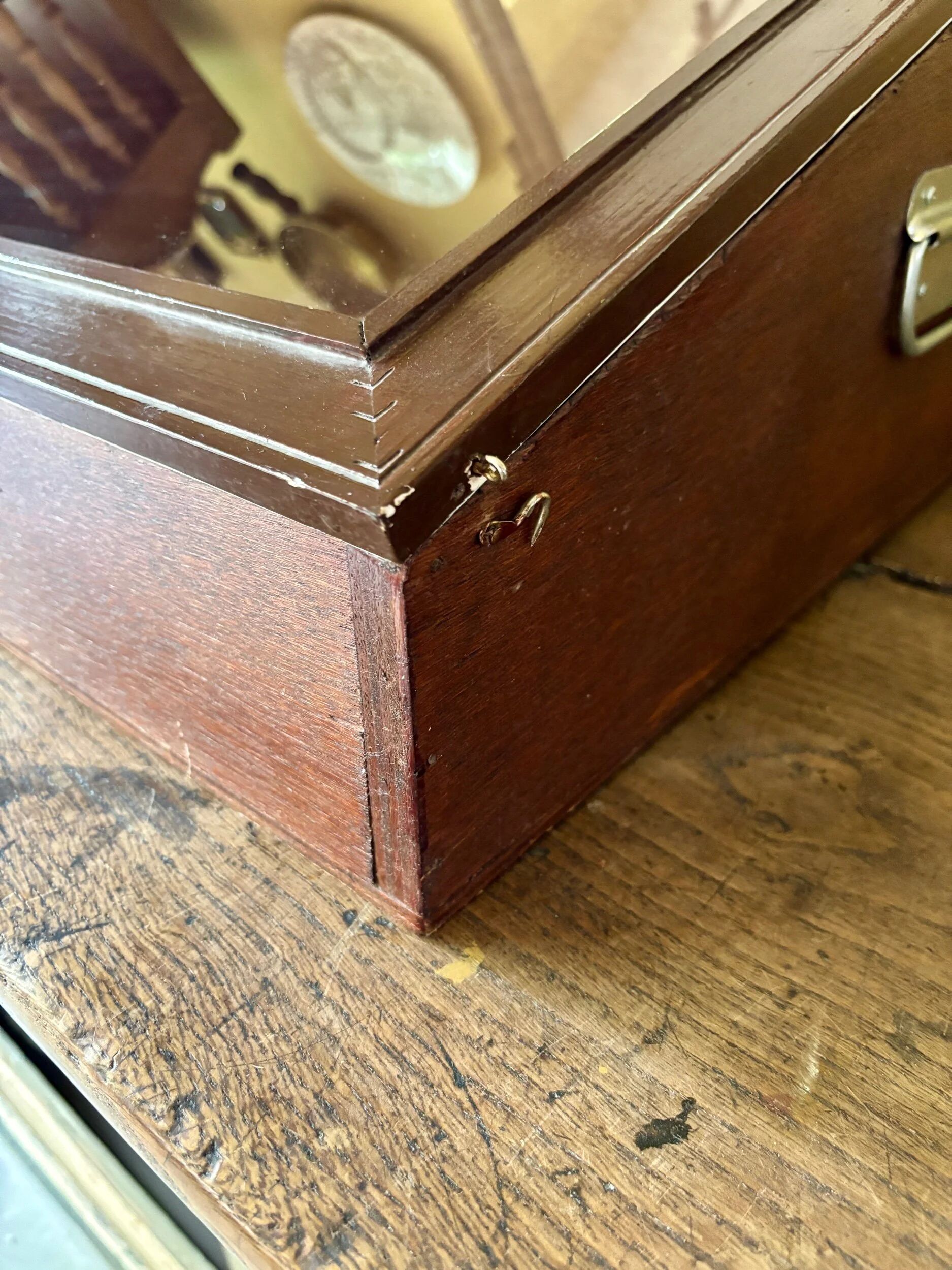 Vitrine de présentation en bois foncé et verre