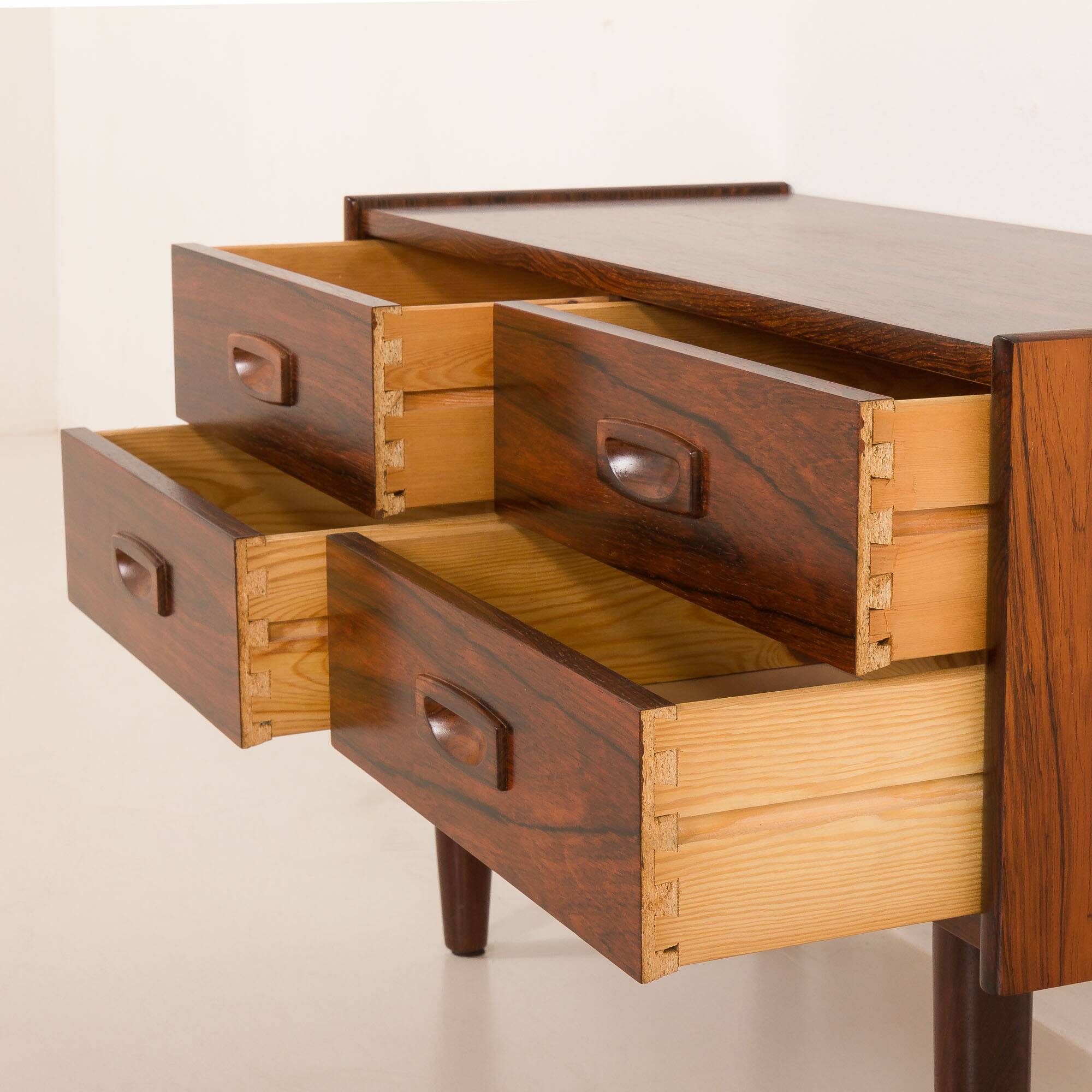 Petite commode en palissandre danois, années 1960