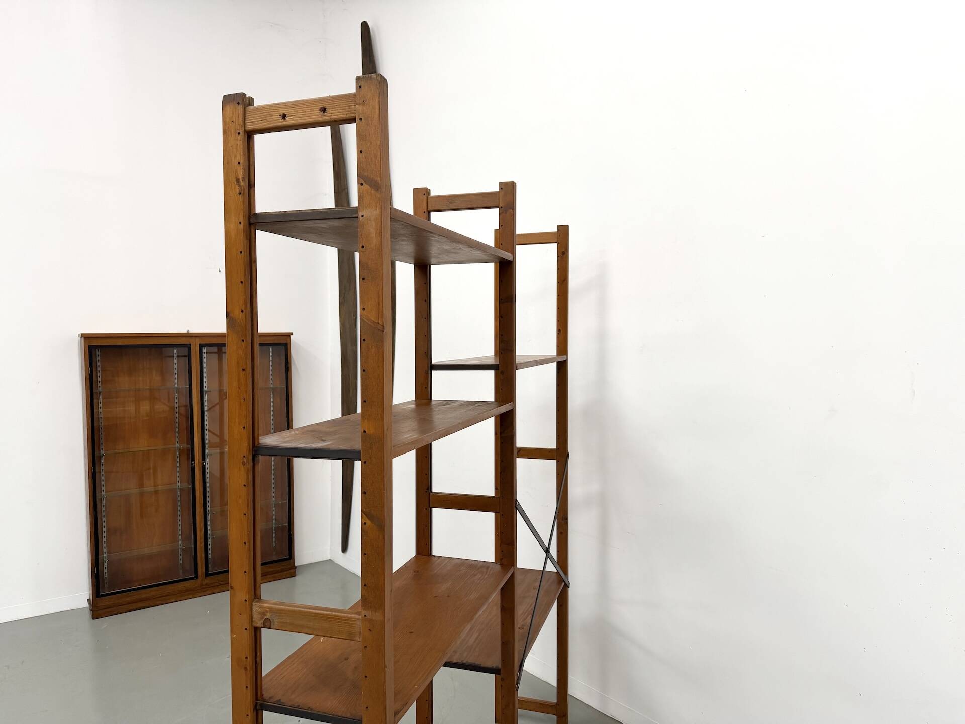 XXL Modernist Library in Solid Pine – 1950s Design – L164 cm