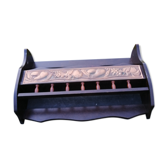Suppor tmural of wood and copper pan