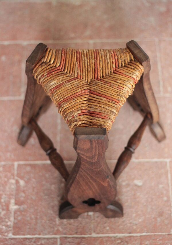 Tabouret bois et jonc tripode, tabouret vintage, tabouret de style gothique