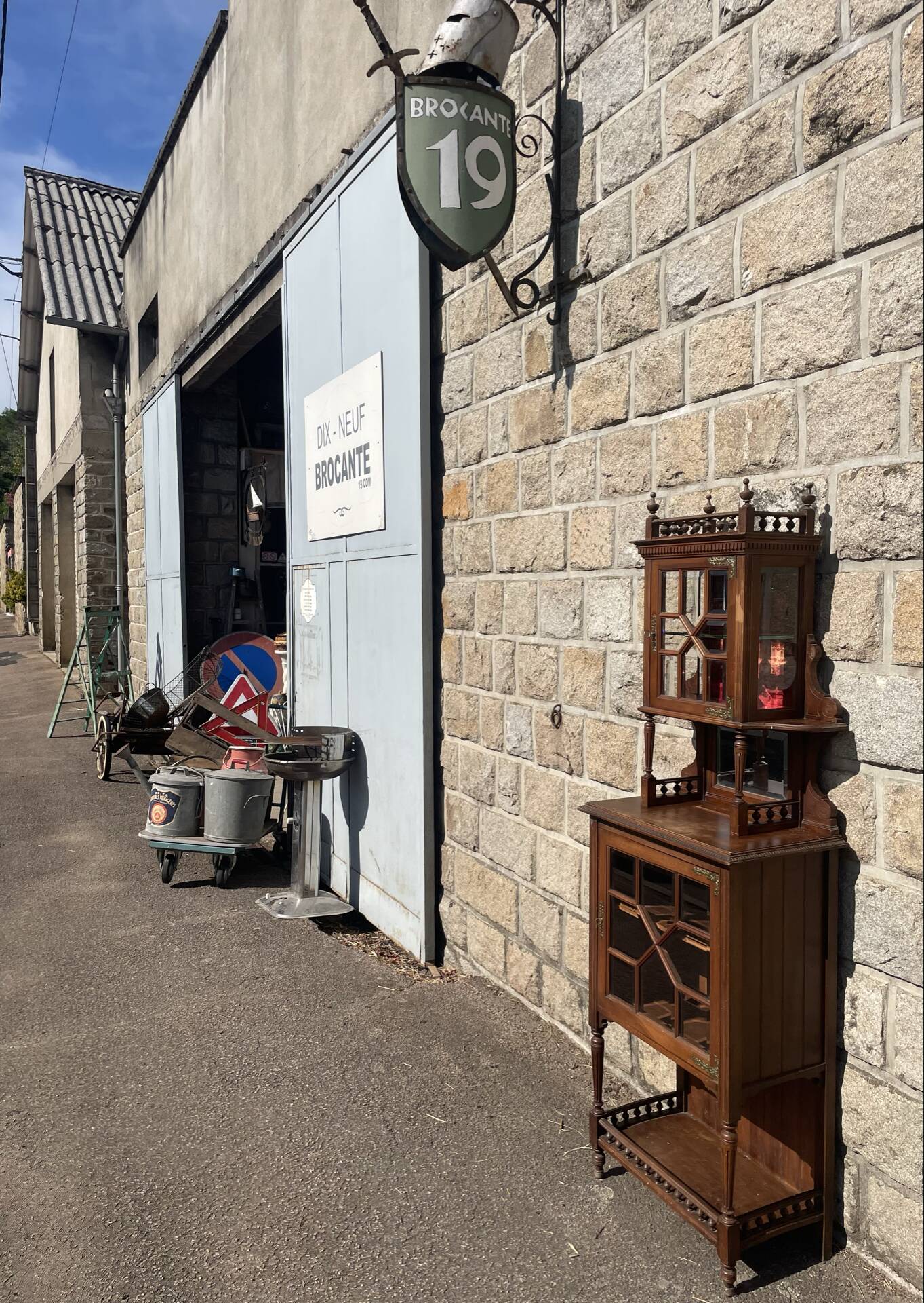 Vitrine en noyer mouluré et sculpté à deux-corps.
