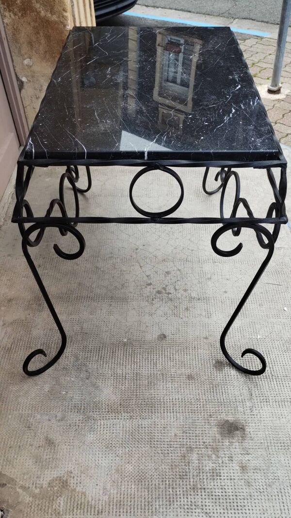 Table basse en fer forgé avec plateau en marbre noir