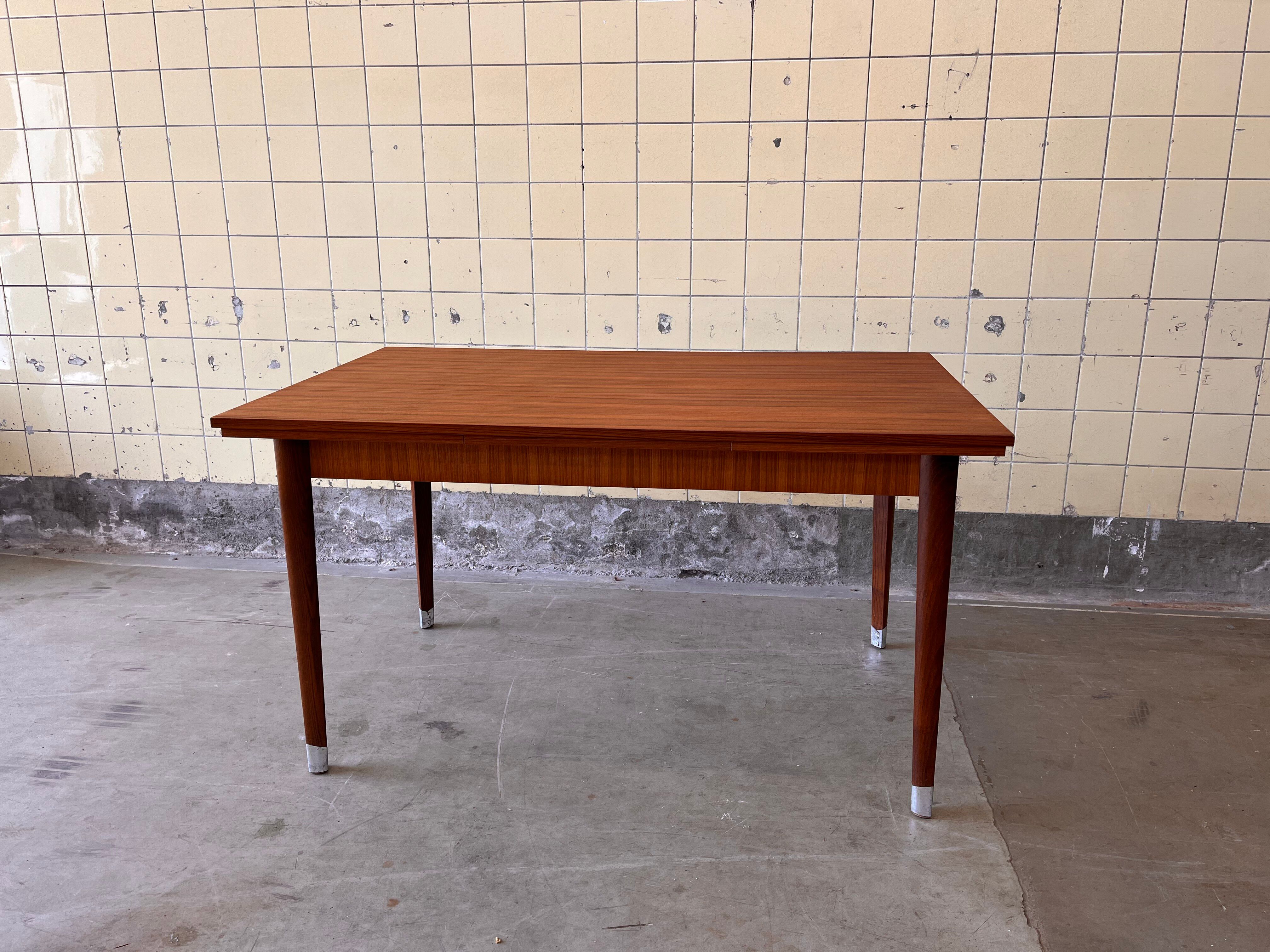 Extendable dining table in teak
