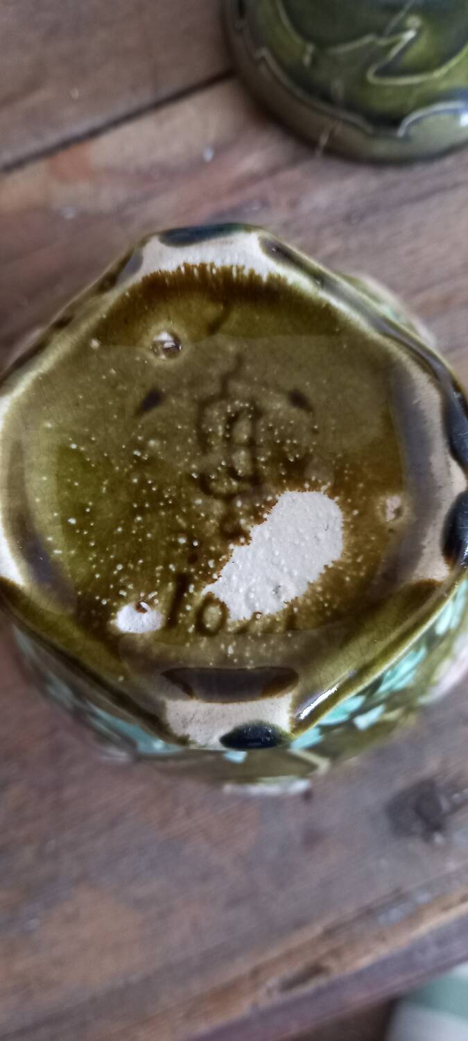 Gutave de Bruyn slipware pot