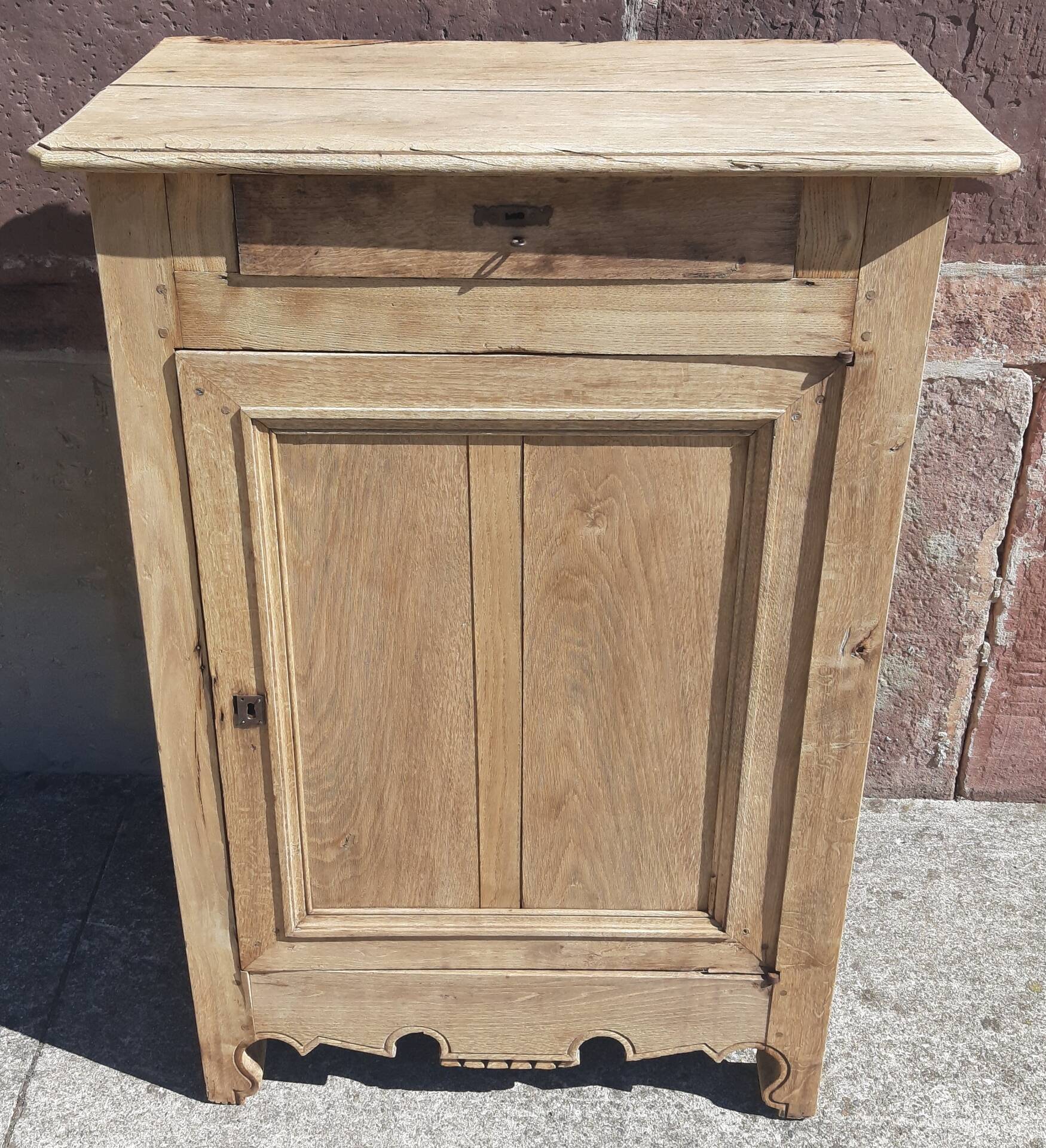 Confiturier or sideboard.
