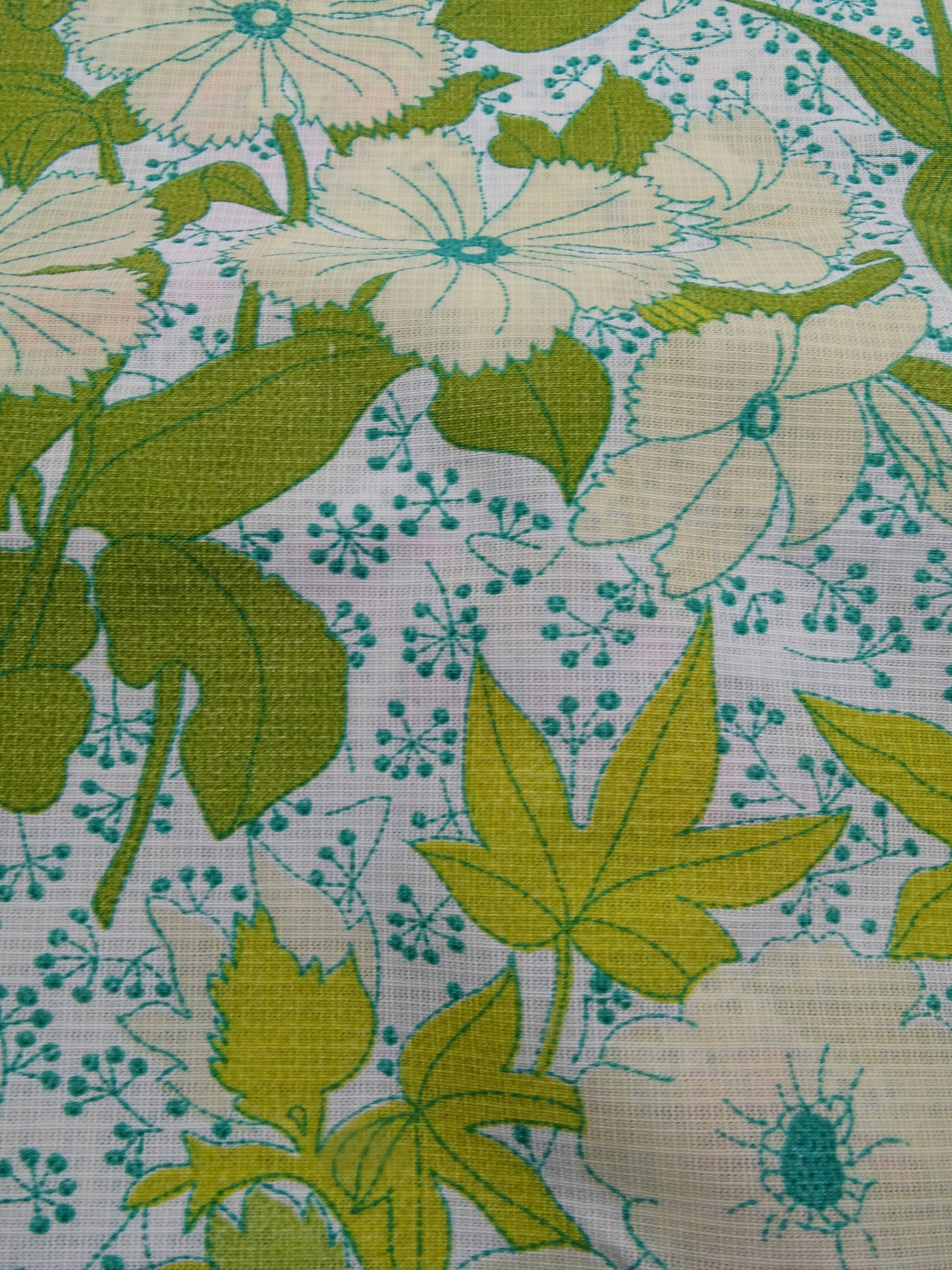 Nappe ronde à décor de fleurs vers 1970