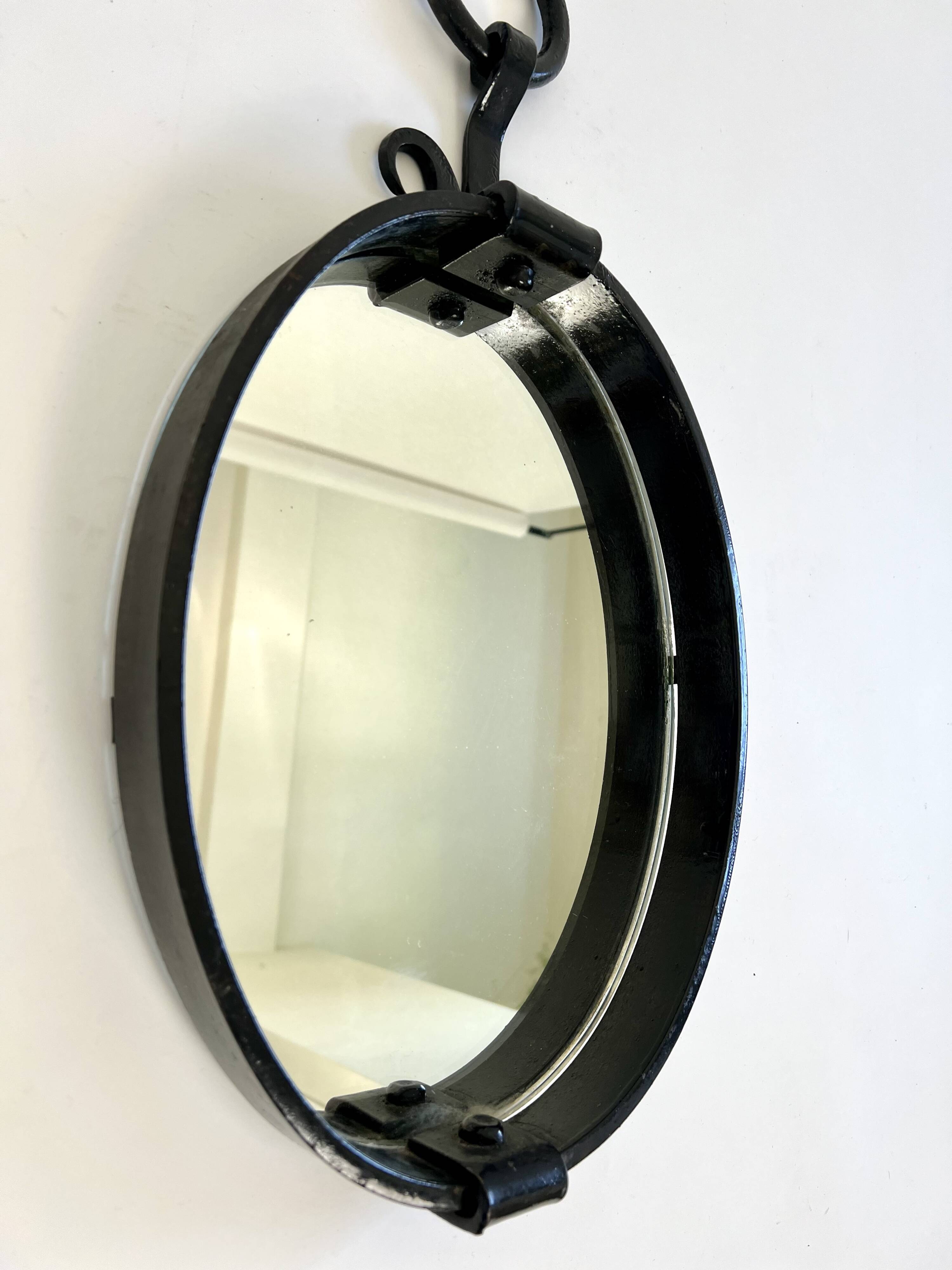 Miroir mural ovale brutaliste du milieu du siècle