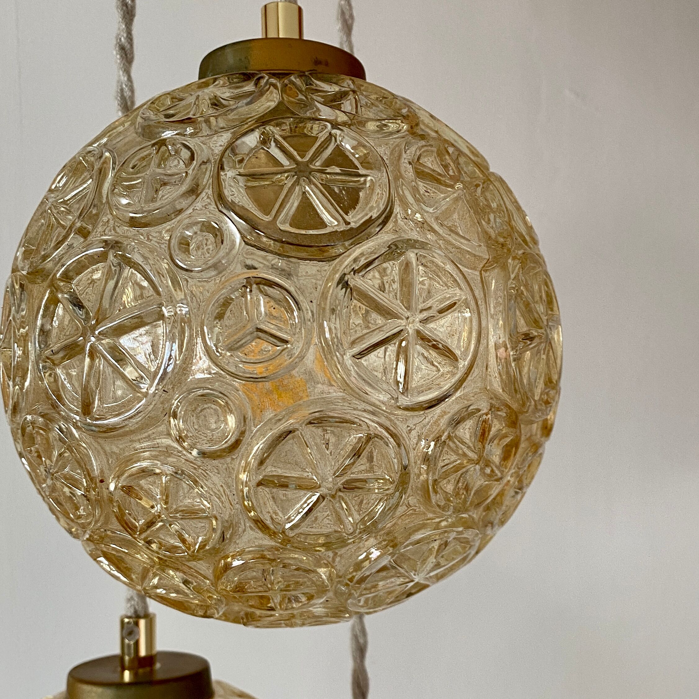 Suspension cascade trois feux globes vintage en verre ambré