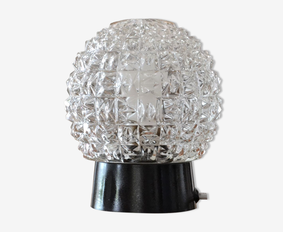 Lampe à poser globe en verre ciselé, support noir et cordon argenté