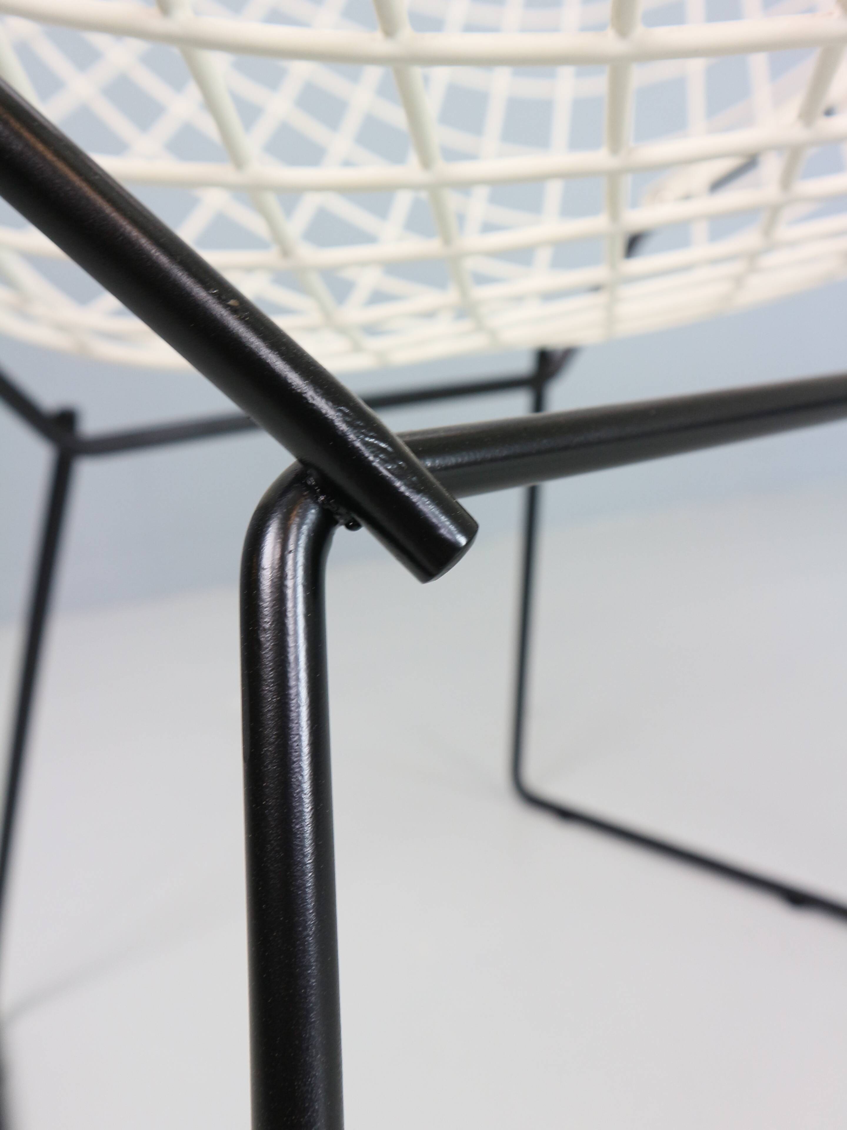 Set of two Diamond chair by Harry Bertoia in white & black metal. 1960s