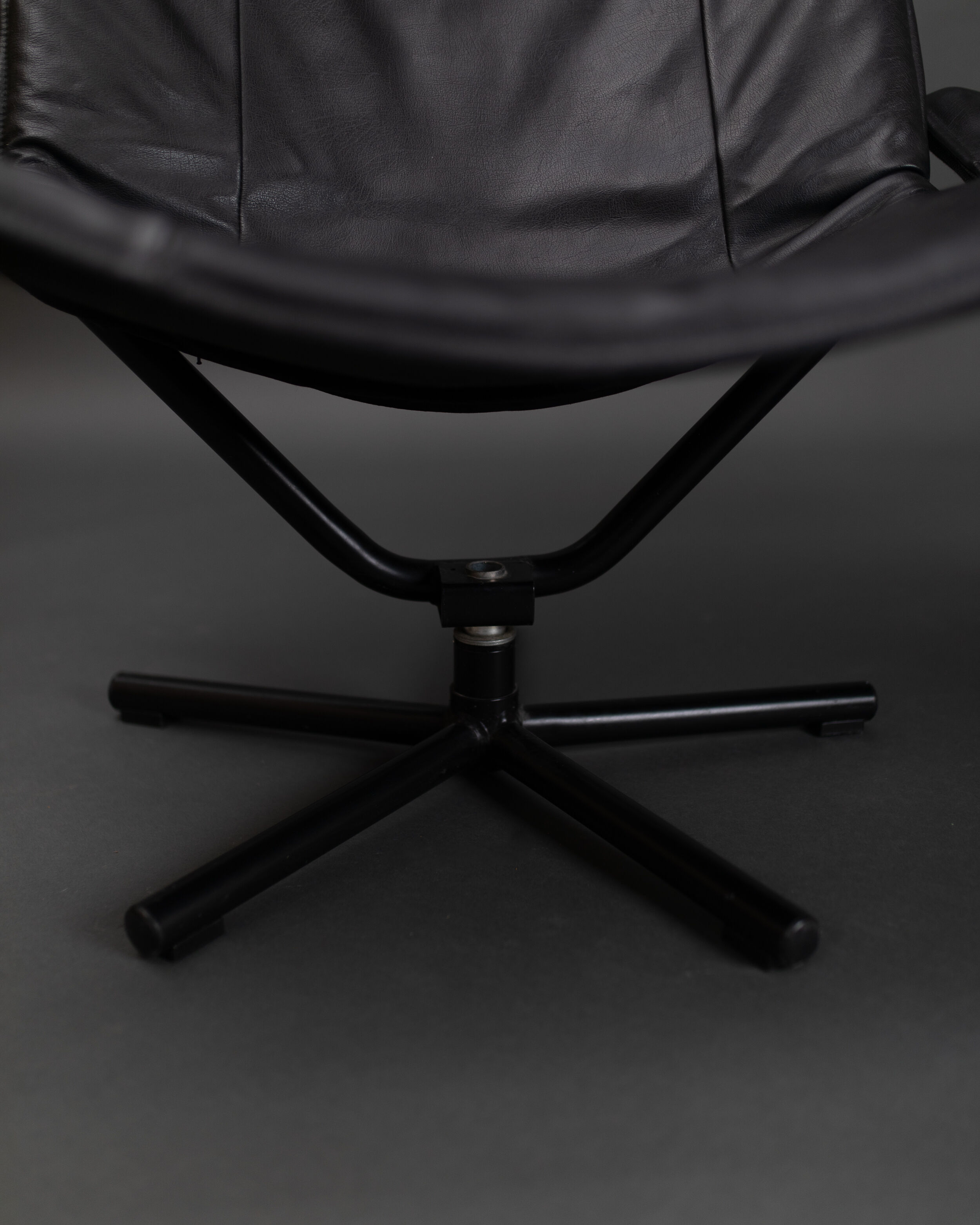 Paire de fauteuils en cuirs noirs 1980