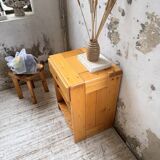 Chevet sélectionné par Charlotte Perriand pour Les Arcs