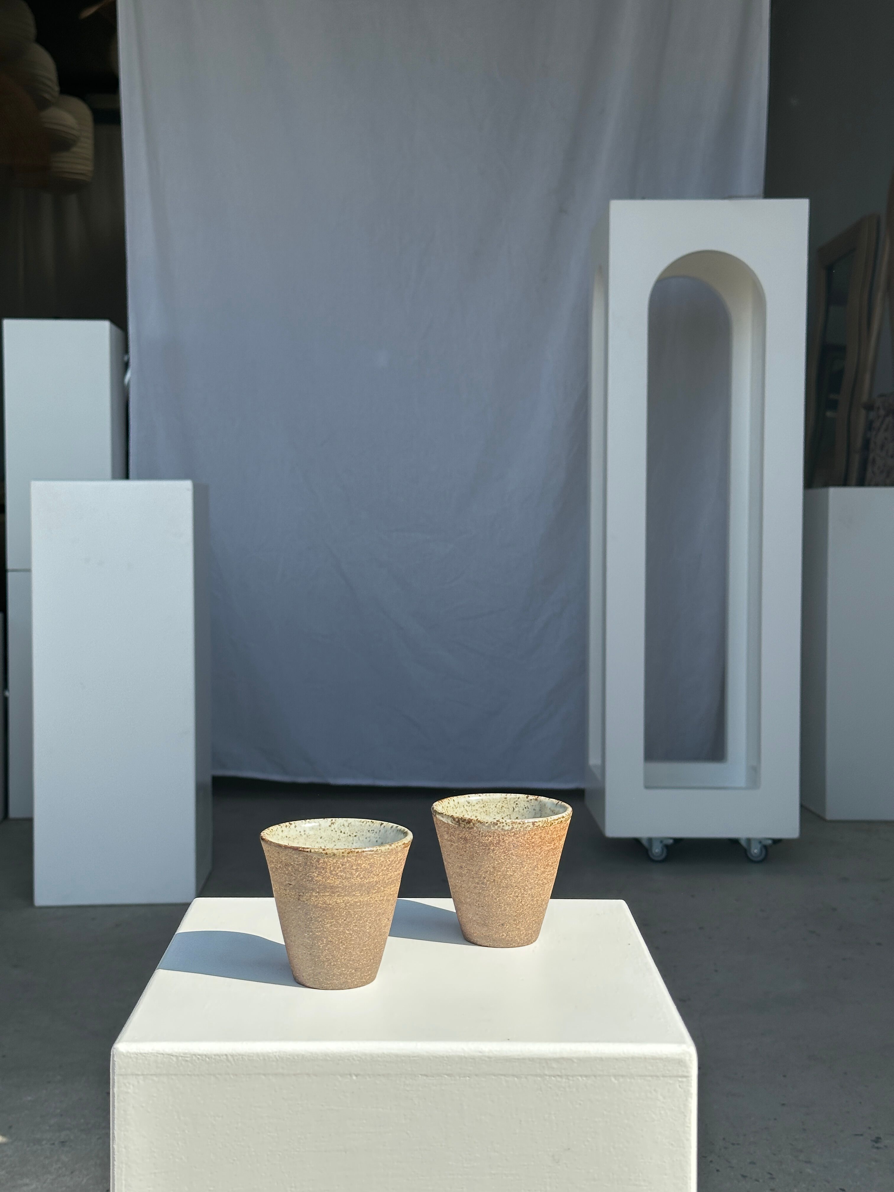 Lot de 2 tasses / mug en céramique indonésienne (mat brun)