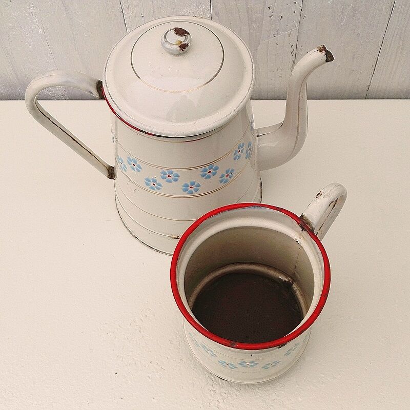 Cafetière émaillée blanche fleurs vintage