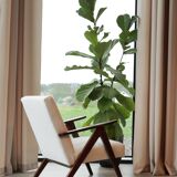Fauteuil en tissu bouclette blanc et bois, milieu XXème