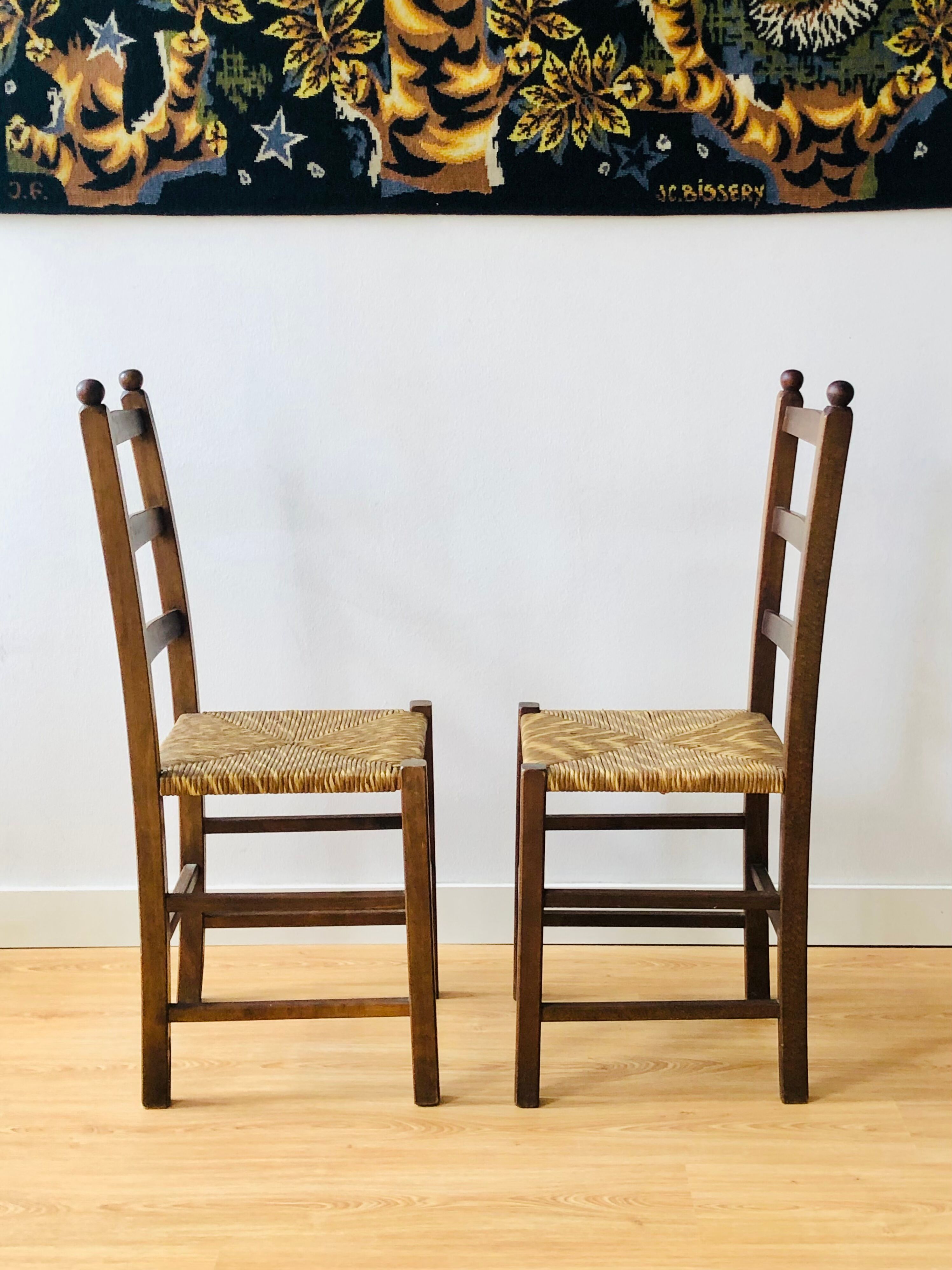 Paire de chaises rustiques en bois et assises paillées