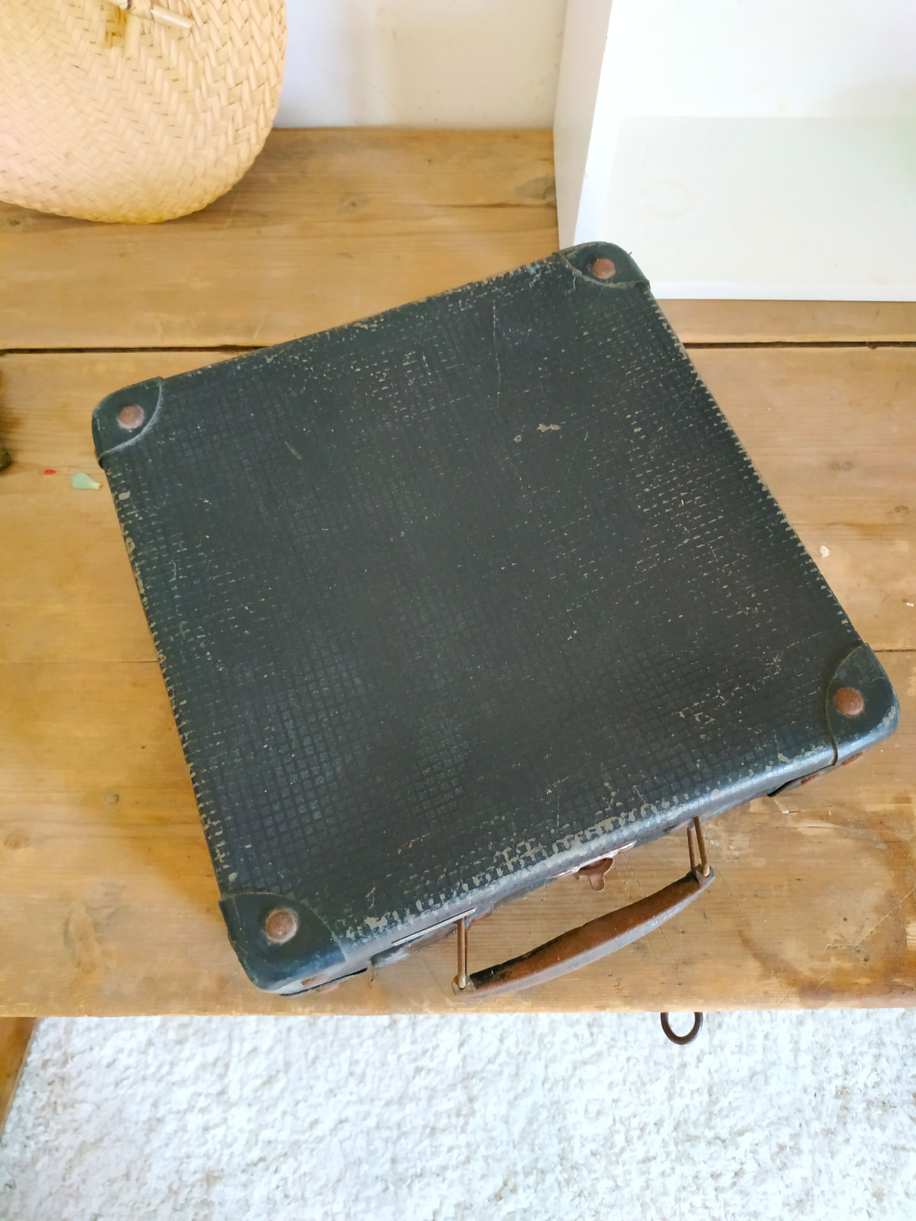 Old blue suitcase the lamp of France radio