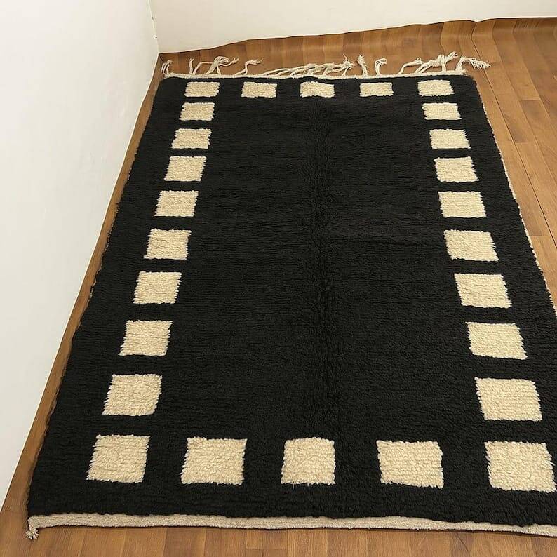 Handmade traditional Atlas Berber rug size 2.5/2 m