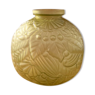 Vase boule art déco en verre dépoli jaune ocre