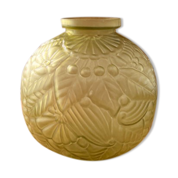 Vase boule art déco en verre dépoli jaune ocre