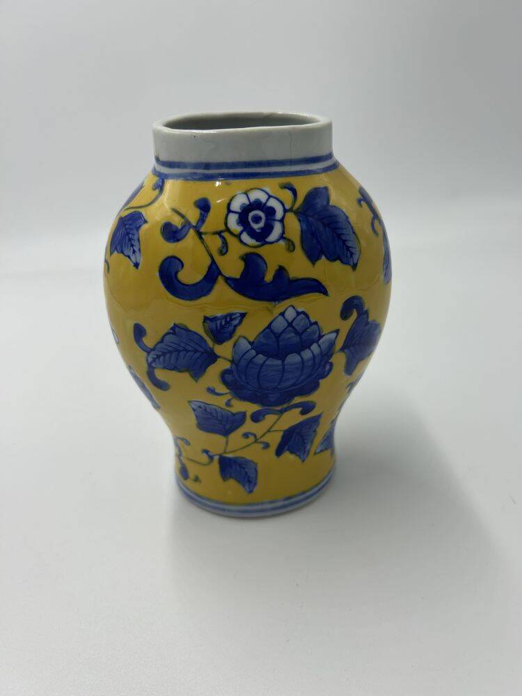 Yellow Chinese vase with blue patterns, 19th century