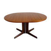 Extendable oval teak table