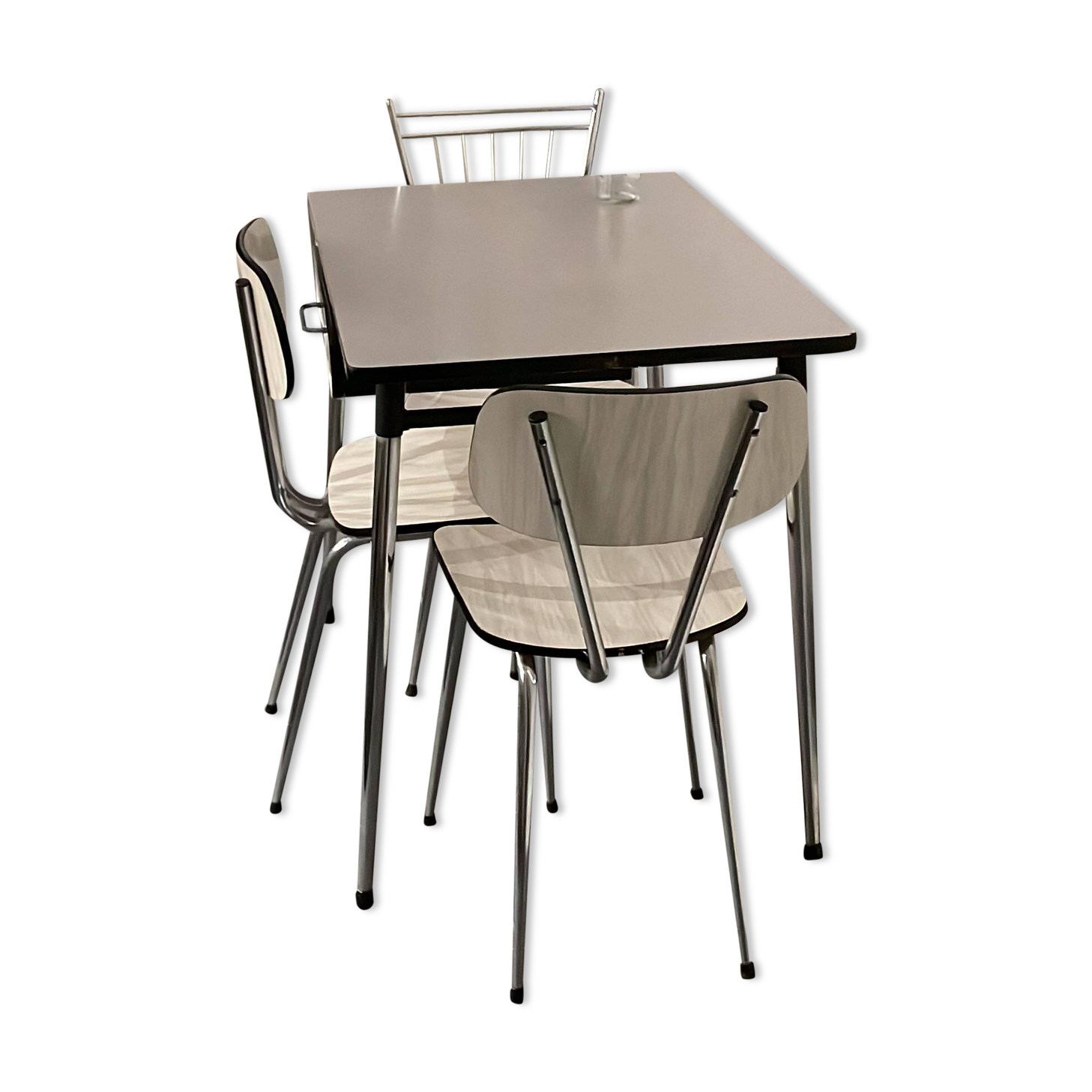 Table formica grise et ses 3 chaises