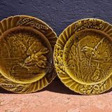 Paire d’assiettes anciennes en barbotine brun kaki-Sarreguemines-
