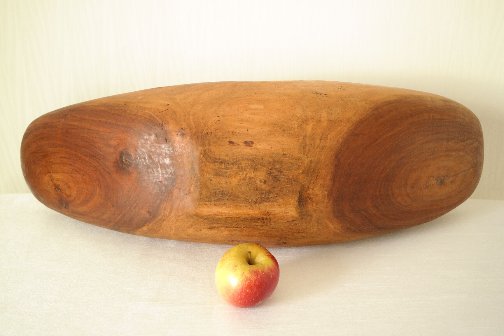 Brutalistic cut in exotic wood boomerang shape