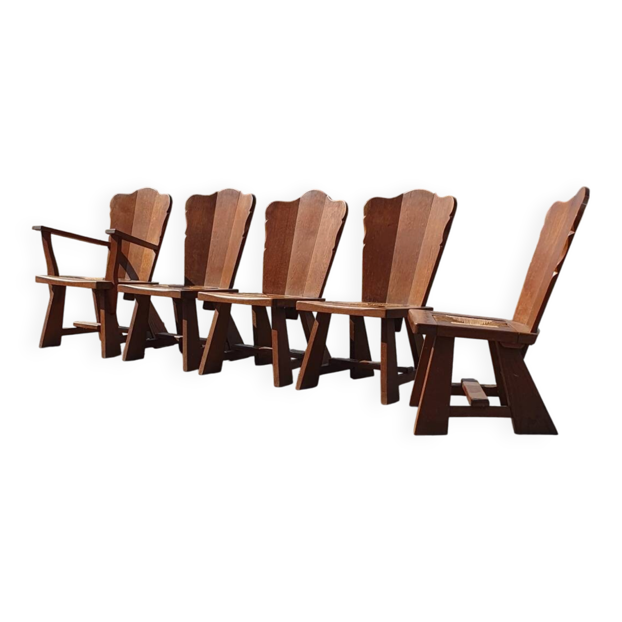 Ensemble de 5 anciennes chaises de feu en chêne à faible dossier, tressées de jonc, de style rural néerlandais.