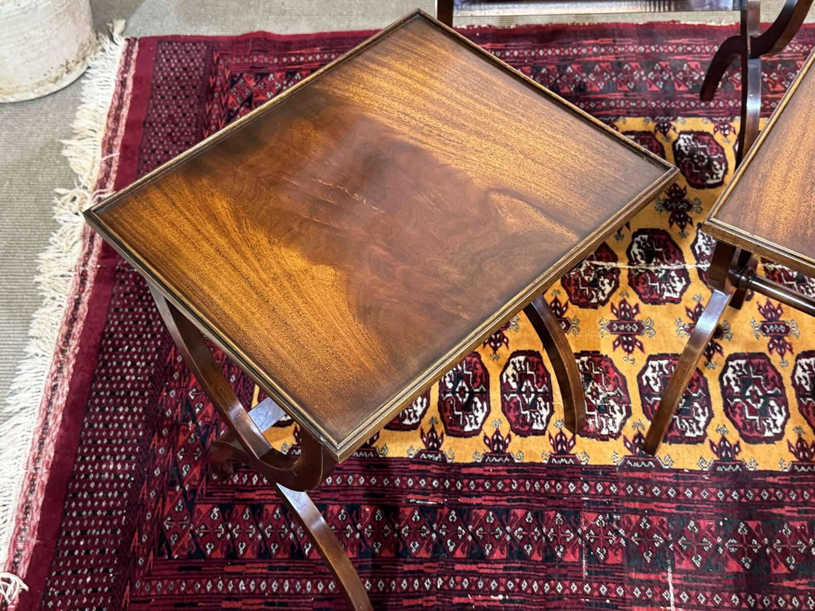 Suite de tables gigognes anglaises en acajou des années 1950