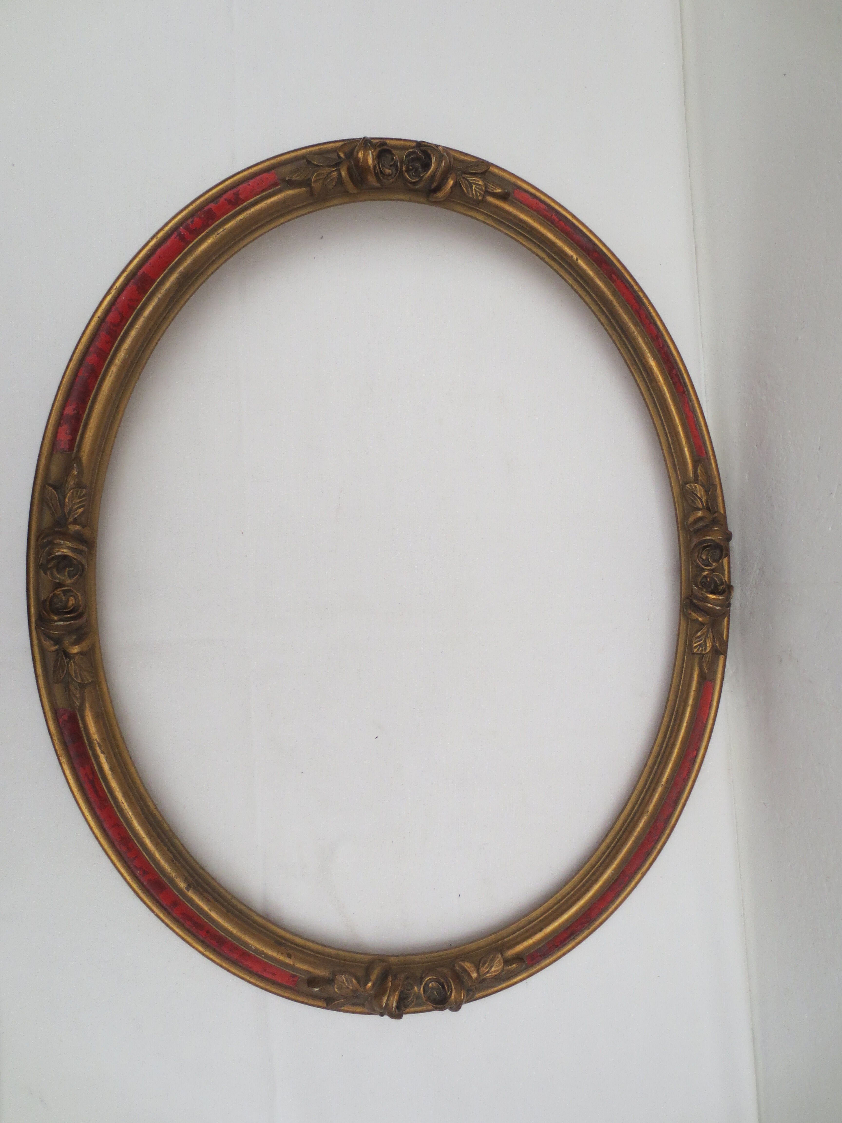 Old oval wooden frame, featuring 8 stucco roses