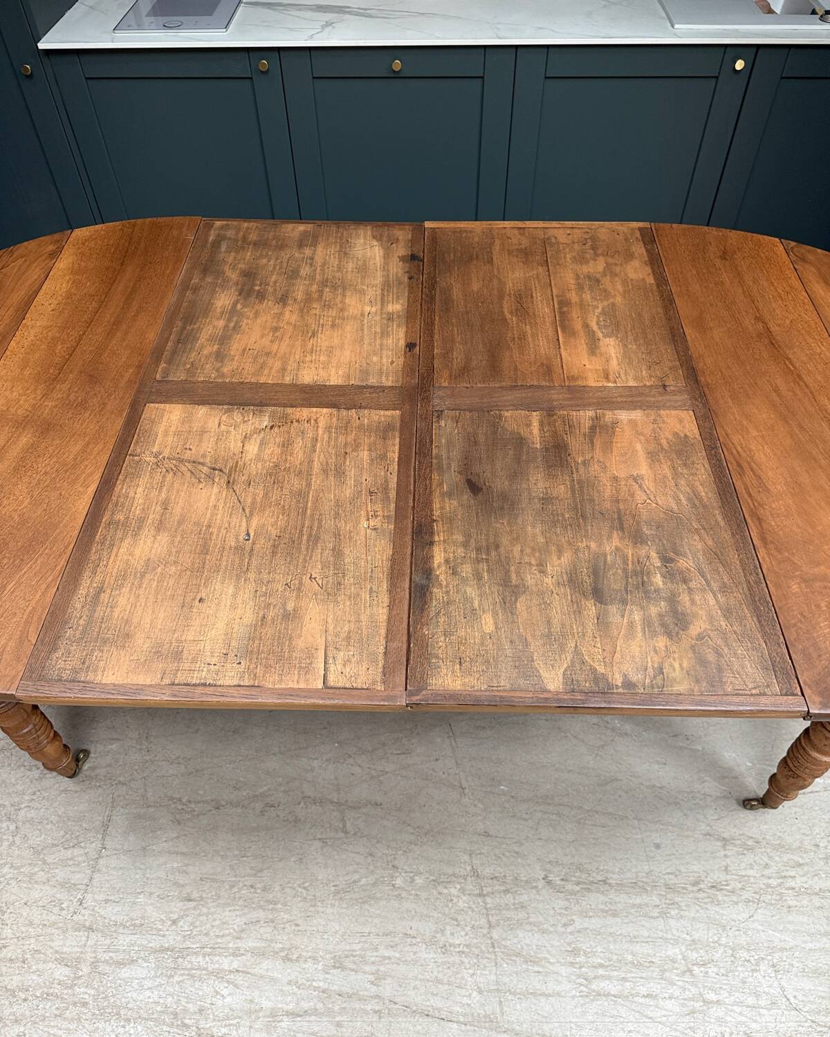 Extendable round table with turned legs (renovated)