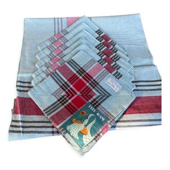 140x140 tablecloth and 6 checked napkins