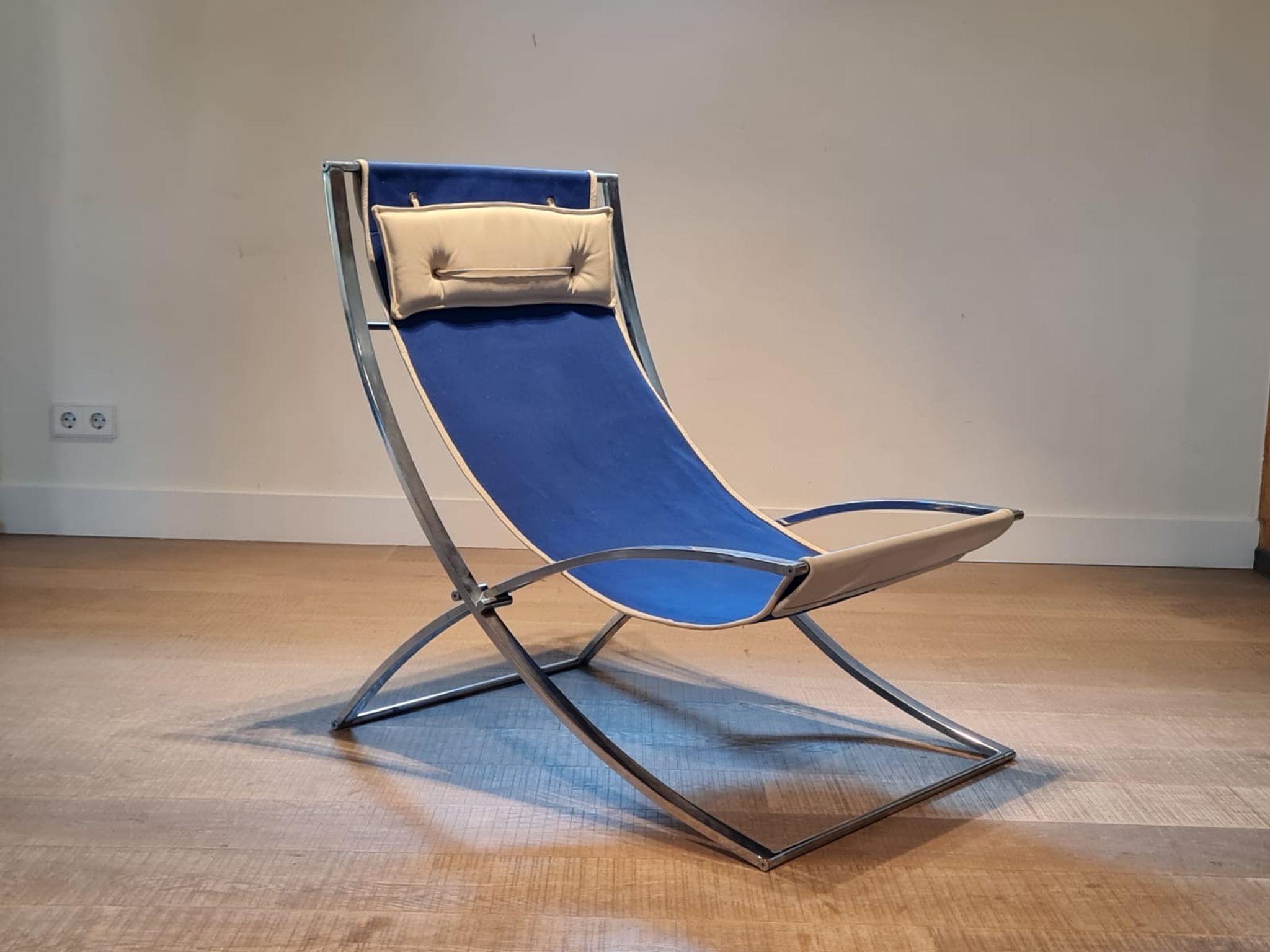 Marcello Cuneo ‘Louisa’ lounge chair in blue canvas and white leather, Italy 1970s