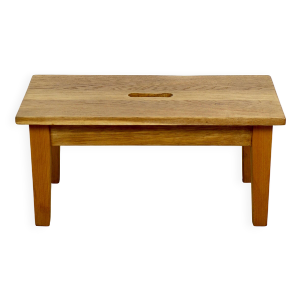 Tabouret en bois avec un siège rectangulaire bas en bois de frêne. — Beyit
