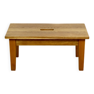 Tabouret en bois avec un siège rectangulaire bas en bois de frêne.