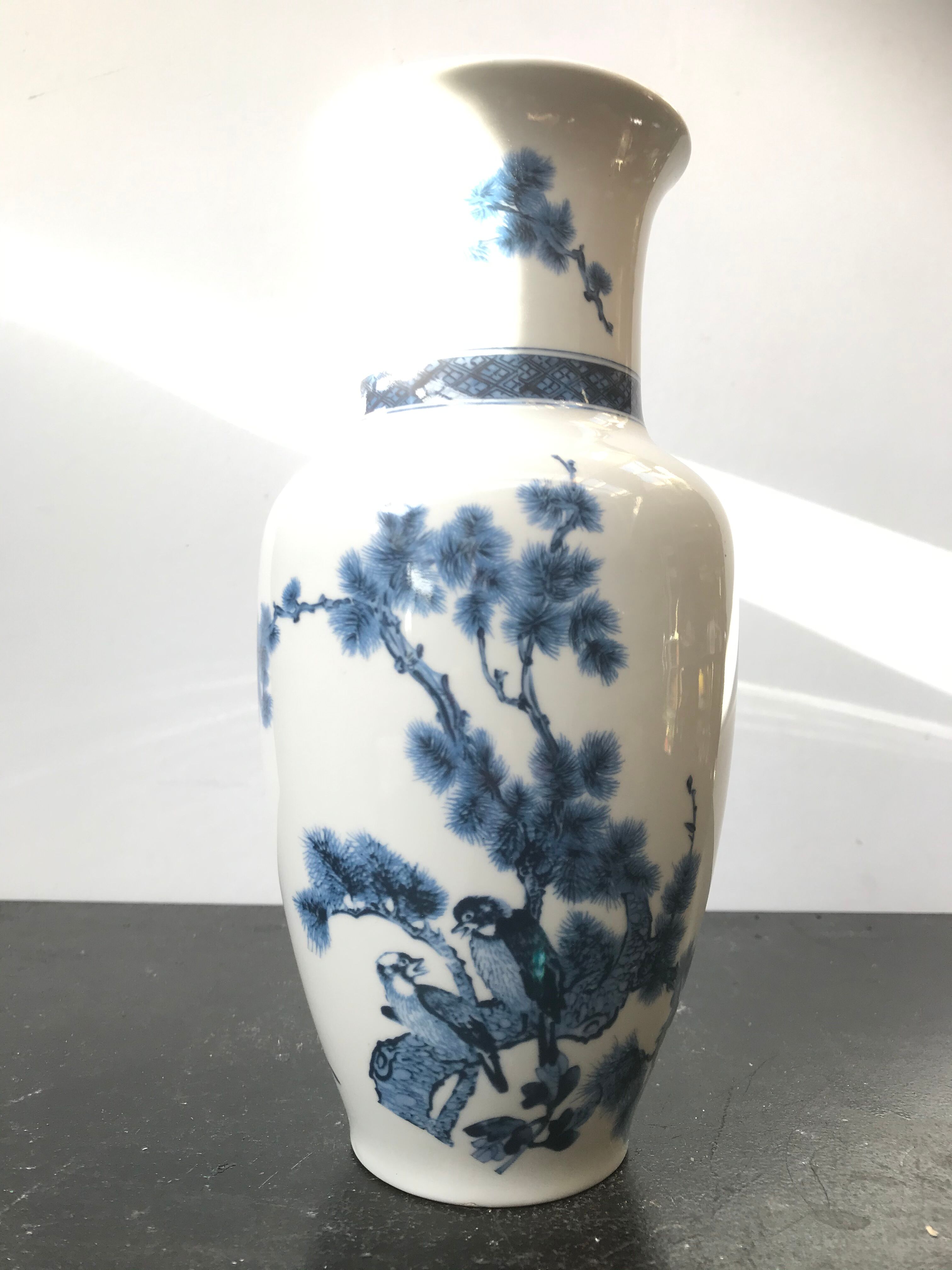 Avon old ceramics white vase flowers