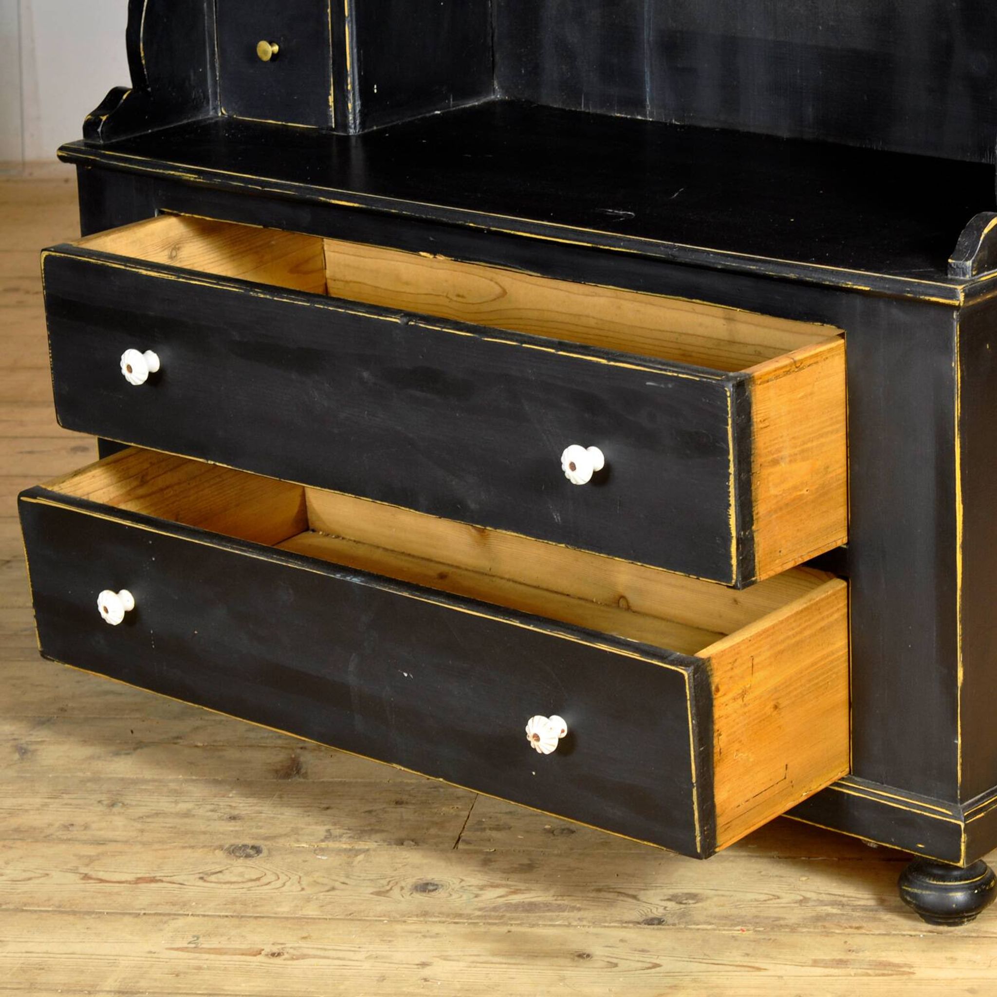 Armoire en pin noir, vers 1900