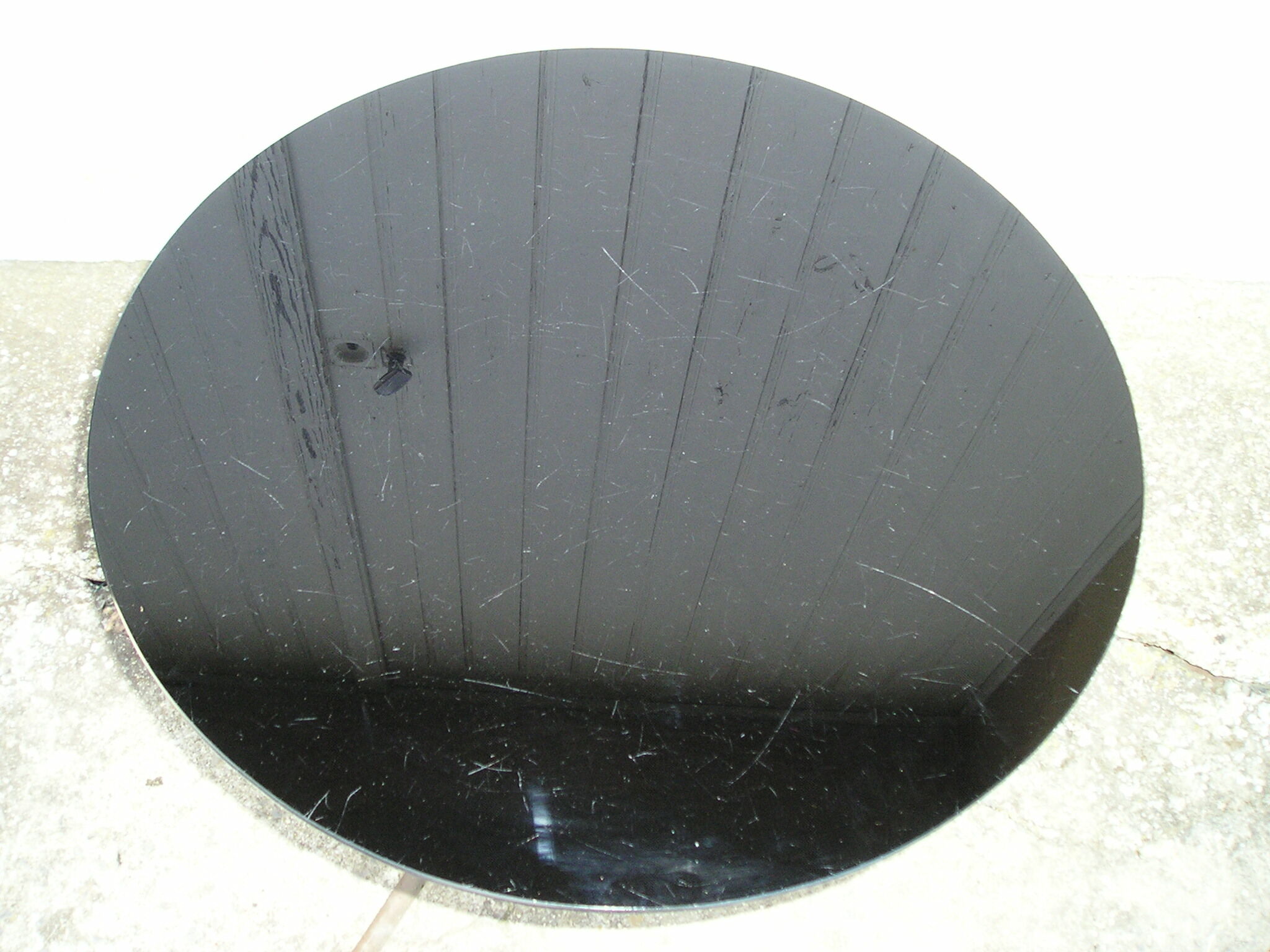 Table basse ronde tripode en laiton et verre 1970
