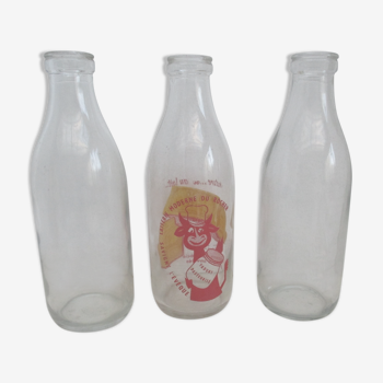 Trois anciennes bouteilles a lait en verre vintage