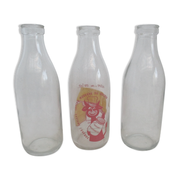 Trois anciennes bouteilles a lait en verre vintage